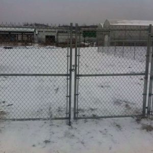 Barrière commerciale avec grillage 2